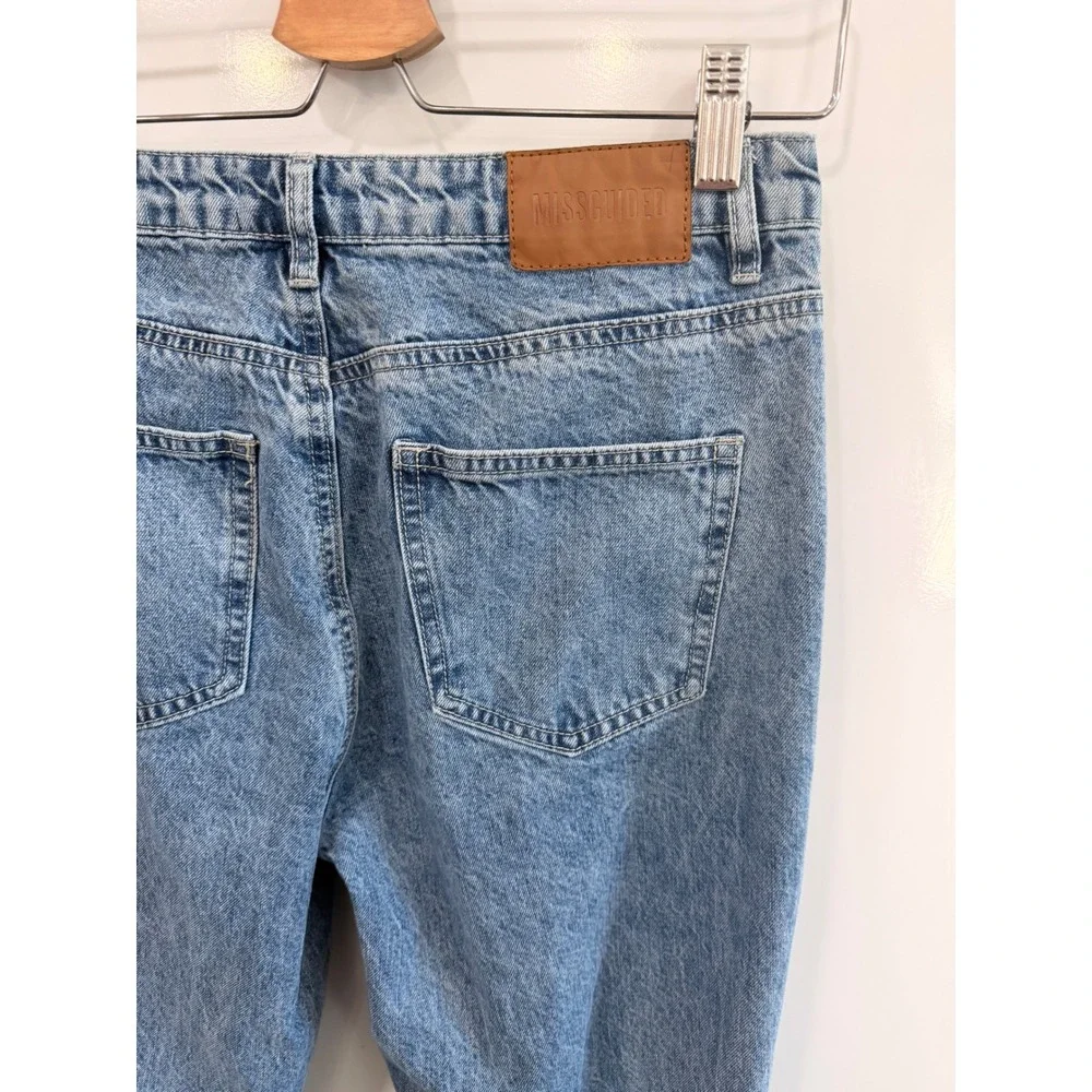 Missguided Riot High Rise Mom Jeans Blue Buckle Ankle Light Wash Denim 6R